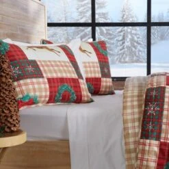 Great Bay Home Reversible Christmas 3-Piece Quilt Set With Shams Holiday Homestead Collection